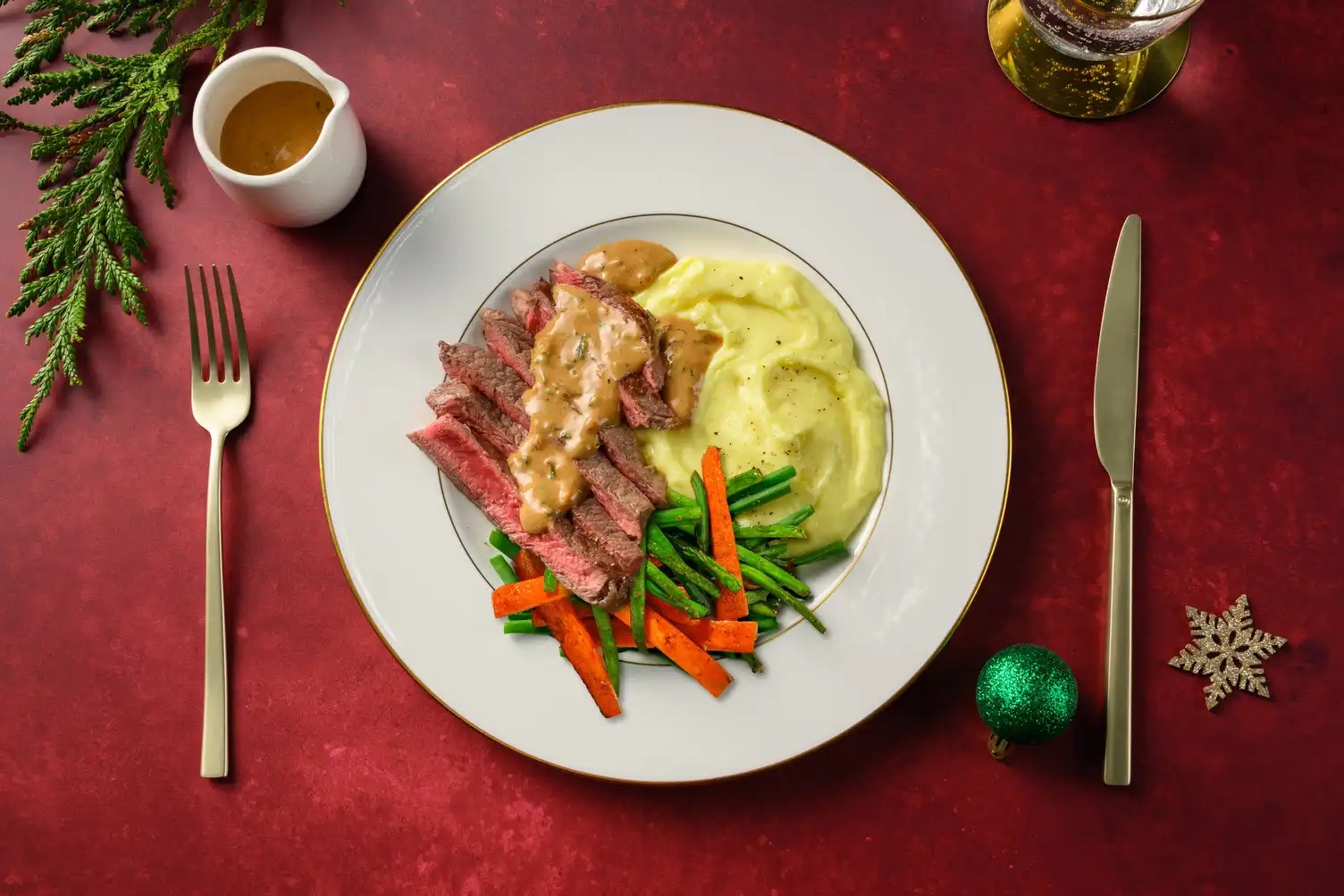 Piept de curcan în sos cremos cu ierburi aromatice