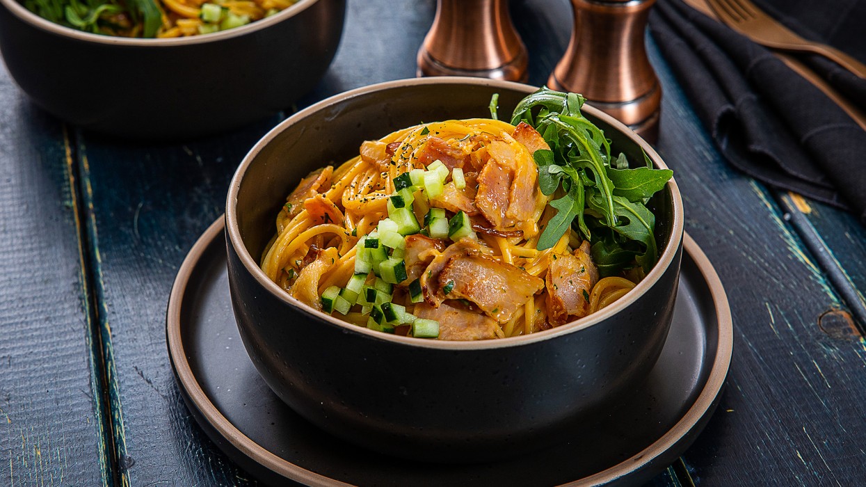 Spaghete carbonara cu castraveți proaspeți și rucola